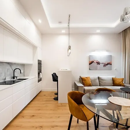 Zlota Sophisticated By Bookinghost