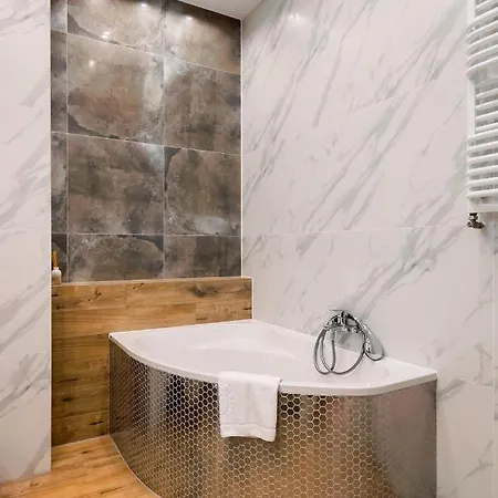 Zlota Sophisticated By Bookinghost Apartment