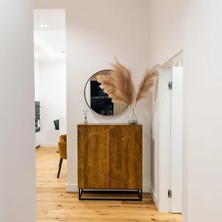 Zlota Sophisticated By Bookinghost