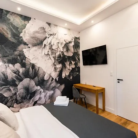 Zlota Sophisticated By Bookinghost Varšava